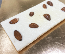 Шоколад белый с миндалем и кокосовой стружкой